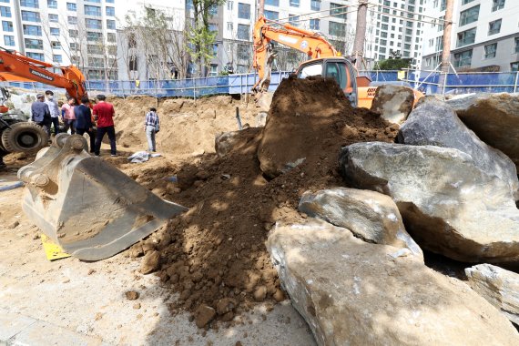 24일 오전 경기도 안양시 동안구 호계동의 한 아파트 공사현장에서 흙더미가 무너져 작업자 2명이 매몰되는 사고가 발생해 경찰이 사고 현장을 조사하고 있다. 이 사고로 1명이 사망하고 1명이 부상을 입었다. /사진=뉴스1