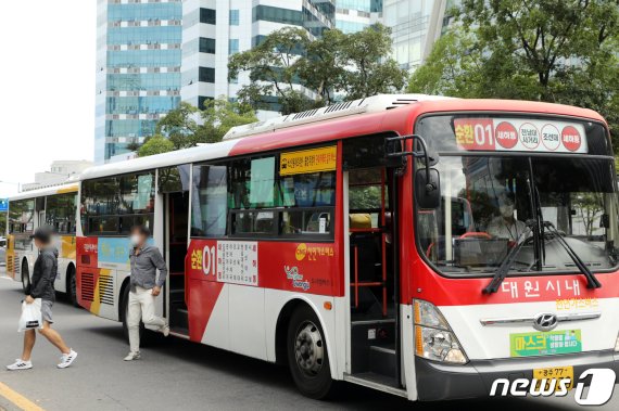 24일 오전 광주 서구 한 버스정류장에서 승객들이 순환01번 버스에서 하차하고 있다.2020.9.24/뉴스1 © News1 허단비 기자
