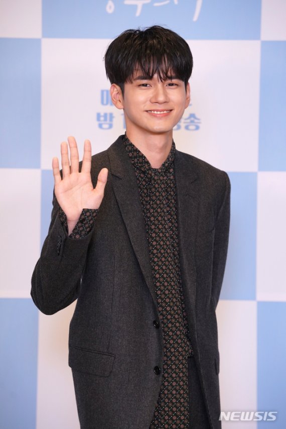 [서울=뉴시스] 그룹 '워너원' 출신 배우 겸 가수 옹성우가 24일 JTBC 새 금토극 '경우의 수' 제작발표회에 참석했다. (사진 = JTBC) 2020.09.24. photo@newsis.com