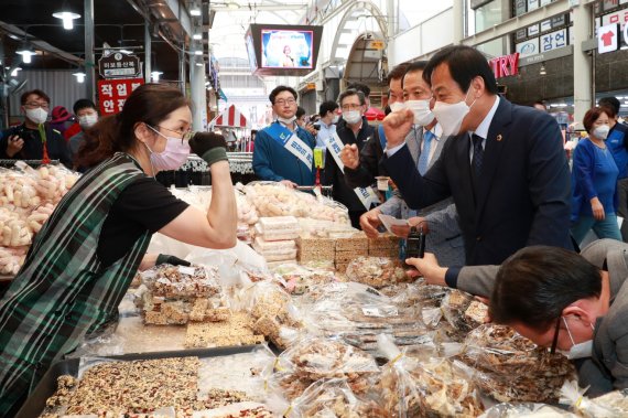 경기도의회 장현국 의장, 찾아가는 현장 도의회 '전통시장 방문'