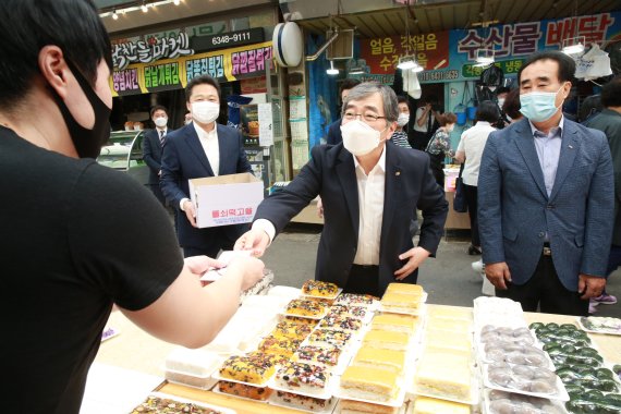 윤석헌 금융감독원장(오른쪽 두번째)이 24일 서울 포은로 망원월드컵시장에 방문해 생필품을 구매하고 있다. 금융감독원 제공