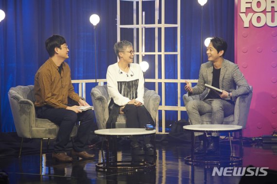 [서울=뉴시스] TBS TV 음악 예능 프로그램 '힐링스테이지 그대에게' MC를 맡은 가수 겸 뮤지컬 배우 테이(오른쪽부터), 초대손님으로 출연한 가수 이은미, 보조 MC로 출연한 시인 오은이 18일 서울 상암동에 있는 TBS 사옥에서 녹화하고 있다 (사진=TBS 제공) 2020.09.27. photo@newsis.com