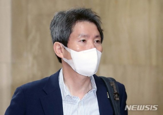 이인영 통일부 장관이 25일 정부서울청사로 출근하고 있다. /사진=뉴시스