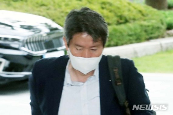 이인영 통일부 장관이 25일 정부서울청사로 출근하고 있다. /사진=뉴시스