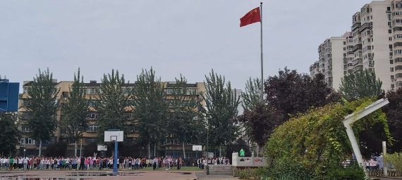 지난 24일 중국 베이징 차오양구 왕징의 한 중학교에서 학생들이 운동장에 모여 있다. 사진=정지우 특파원