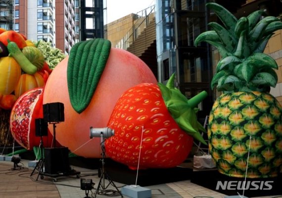 최정화 '과일여행 프로젝트' 공기조형물