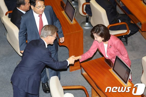 2017년 6월 12일 국회 시정연설을 마친 문재인 대통령이 나경원 자유한국당 의원과 인사하고 있다. © News1