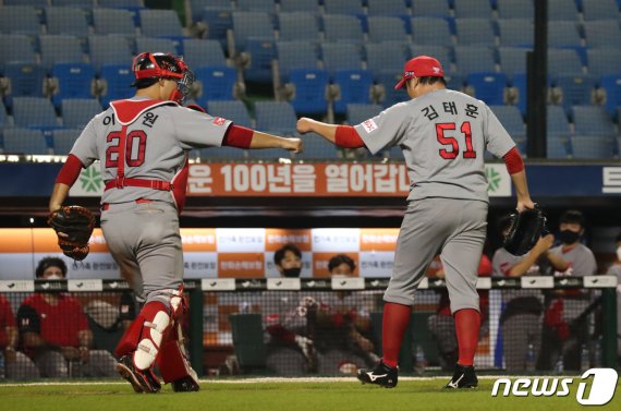 10일 오후 대전 중구 한화생명 이글스파크에서 열린 '2020 프로야구 신한은행 SOL KBO리그' SK 와이번스와 한화 이글스 경기에서 8회말을 삼진 처리한 SK 투수 김태훈이 이재원 포수와 하이파이브를 하고 있다. 2020.9.10/뉴스1 © News1 김기태 기자