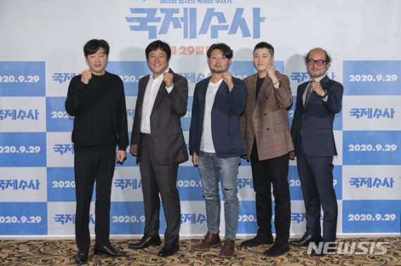 [서울=뉴시스](왼쪽부터)김희원, 곽도원, 김봉한 감독, 김대명, 김상호. (사진=(주)쇼박스 제공) 2020.09.25. photo@newsis.com