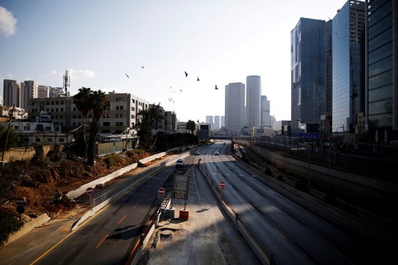 이스라엘이 코로나19 2차 봉쇄에 들어가 25일(현지시간) 수도 텔아비브의 고속도로가 텅텅 비었다. 사진=로이터뉴스1