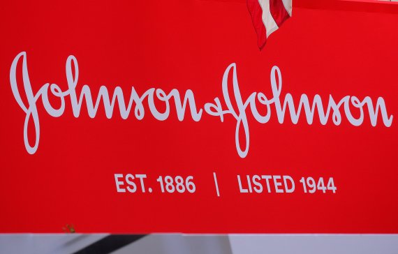 지난해 9월17일(현지시간) 미국 뉴욕의 뉴욕증시에 존슨앤존슨 상장 75년을 축하하기 위한 회사 로고가 전시돼있다.로이터뉴스1