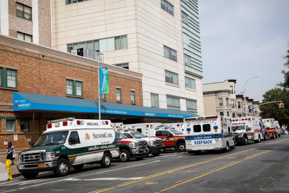 미국 뉴욕주의 코로나19 하루 신규 확진자 수가 석달여만에 다시 1000명을 넘어선 25일(현지시간) 브루클린의 한 병원 앞에 구급차들이 줄지어 서 있다. 사진=로이터뉴스1