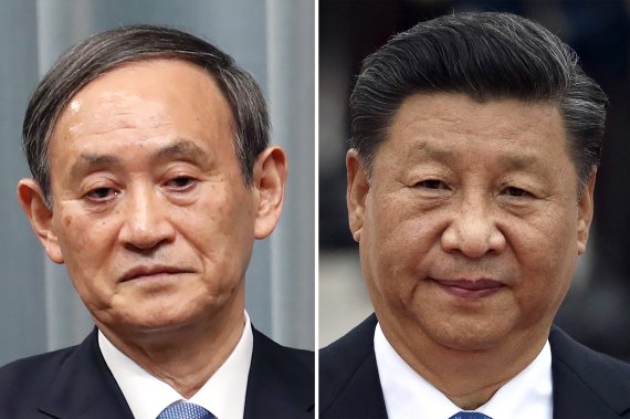 스가 요시히데 일본 총리(왼쪽)와 시진핑 중국 국가주석. AP뉴시스