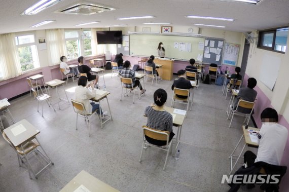 지난 9월 26일 국가공무원 7급 공채 필기시험 치러지는 서울의 한 필기시험장에서 수험생들이 시험을 치르고 있다. 뉴시스