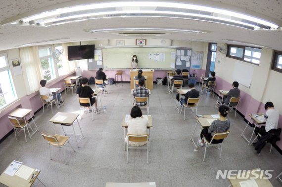 작년 9월 26일 국가공무원 7급 공채 필기시험 치러지는 서울의 한 필기시험장에서 수험생들이 시험을 치르고 있다. 뉴시스