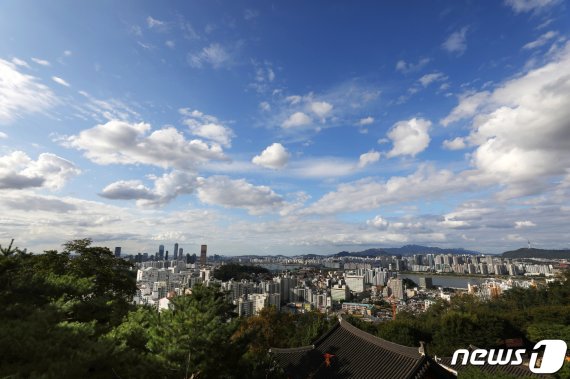 서울 동작구 달마공원에서 바라본 하늘이 높고 파랗게 펼쳐져 있다. 2020.9.24/뉴스1 © News1 민경석 기자 /사진=뉴스1