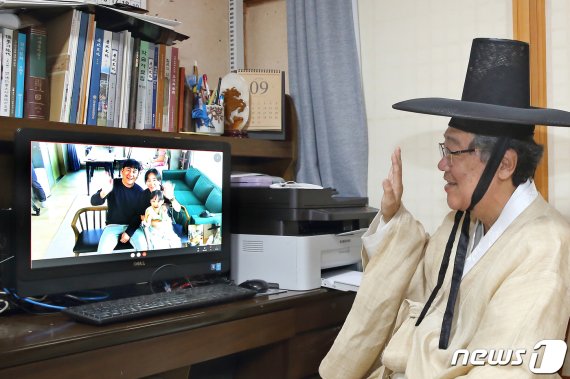 27일 광주 이씨 석담선생의 16대 종손인 이병구씨(68)가 인천에 사는 딸 부부에게 화상대화를 하며 "추석에 고향을 방문하지 마라＂고 당부하고 있다. (칠곡군 제공) 2020.9.27/뉴스1 © News1