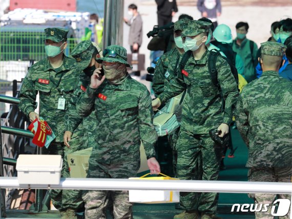 25일 오전 인천 옹진군 대연평도 당섬선착장에서 해병대 장병들이 배에서 내려 입도하고 있다. 2020.9.25/뉴스1 © News1 구윤성 기자 /사진=뉴스1