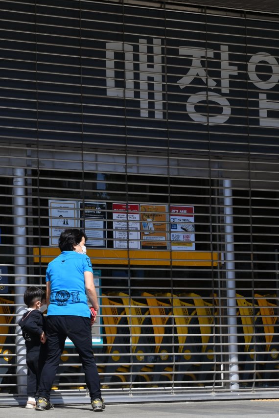 추석을 앞둔 마지막 휴일인 27일 시민들이 서울 한 대형마트 앞에서 휴무임을 모르고 장을 보러갔다가 발걸음을 돌리고 있다. 사진=서동일 기자
