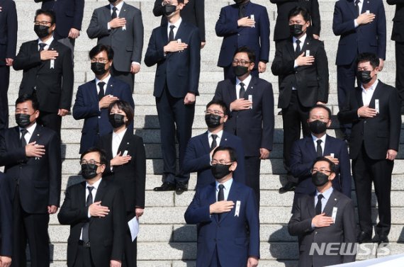 [서울=뉴시스] 김진아 기자 = 국민의힘 주호영 원내대표와 의원들이 28일 서울 여의도 국회 본청 앞에서 북한의 우리 국민 학살 만행 규탄 긴급의원총회를 열고 국민의례하고 있다. (공동취재사진) 2020.09.28. photo@newsis.com <저작권자ⓒ 공감언론 뉴시스통신사. 무단전재-재배포 금지.> /사진=뉴시스화상