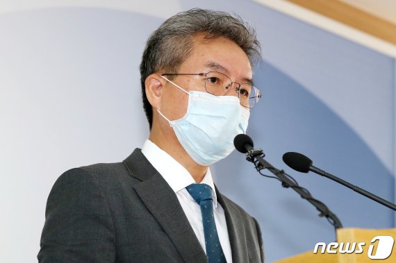 김남준 법무·검찰개혁위원회 위원장이 28일 오전 경기도 과천 법무부 청사에서 '법무부·대검찰청 비공개 규정의 공개 및 투명성 제고' 관련 제25차 권고안 등을 발표하는 브리핑을 갖고 있다. 뉴스1