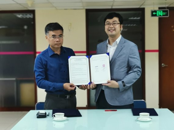 ㈜여행능력자들 측 대표자인 김수현 대리인(오른쪽)이 베트남 국영방송 VTC10 측 대표자와 방송 교류협력을 위한 MOU를 체결했다. 사진=여행능력자들 제공