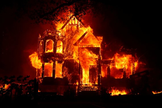 27일(현지시간) 대형 산불 '글래스 파이어'가 한 집을 태우고 있따.로이터뉴스1