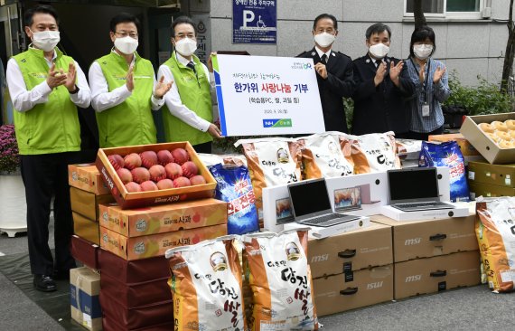 농협중앙회는 28일 서대문구 구세군서울후생원을 찾아 '지역사회와 함께하는 한가위 사랑나눔' 활동을 펼쳤다. 이성희 농협중앙회장(왼쪽 세번째)이 김호규 구세군서울후생원장에게 물품을 전달하고 기념촬영을 하고 있다. 사진=박범준 기자