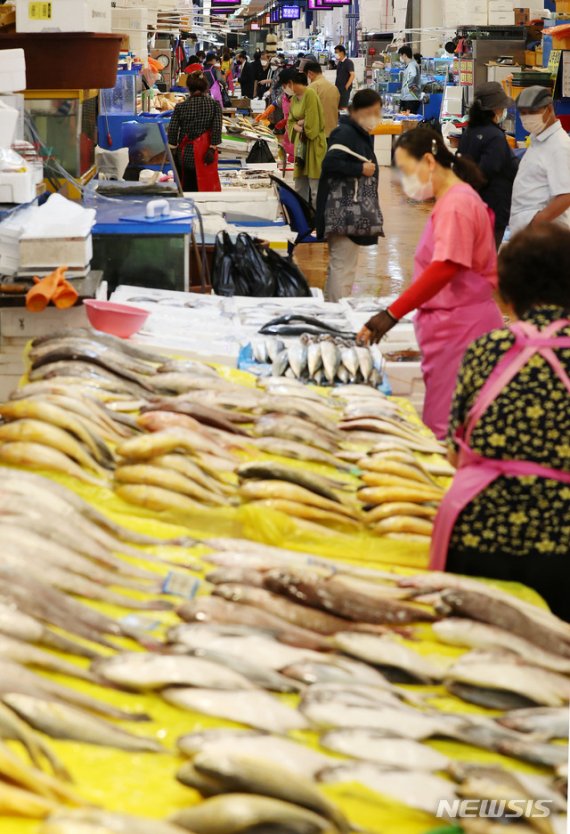 추석 연휴를 이틀 앞둔 지난 달 28일 오후 서울 영등포구 노량진수산시장을 찾은 시민들이 수산물을 둘러보고 있다. 뉴시스 제공