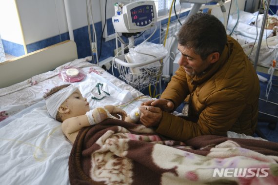 [나고르노-카라바흐=AP/뉴시스] 28일(현지시간) 아제르바이잔과 아르메니아의 교전으로 폭격 피해를 입은 어린 아이에게 한 남성이 말을 걸고 있다. AP통신에 따르면 전날 분쟁 지역인 '나고르노-카라바흐' 지역에서 시작된 양측의 무력충돌은 밤새 이어졌다. 2020.9.29. /사진=뉴시스