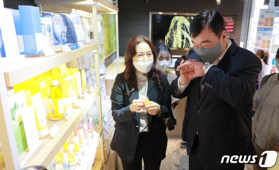 싱하이밍(邢海明) 주한 중국대사가 지난해 서울 중구 네이처리퍼블릭명동유네스코점을 방문해 유커들에게 인기가 많은 화장품을 체험하고 있다. 뉴스1 제공
