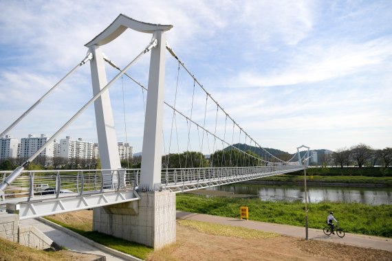 오는 30일 개통되는 순천 동천 출렁다리 전경