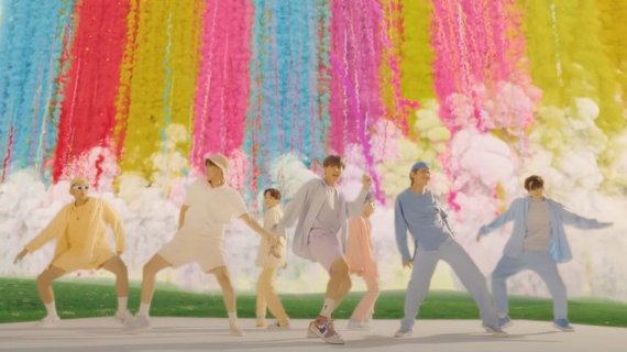 BTS '다이너마이트' 다운로드 96%증가 "10월 온라인 콘서트 열어"