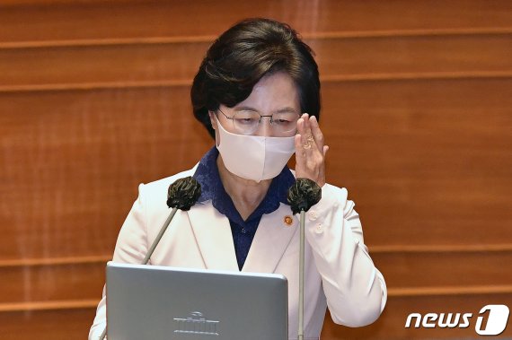 추미애 법무부 장관이 14일 서울 여의도 국회 본회의장에서 열린 정치분야 대정부질문에 출석해 안경을 만지고 있다.