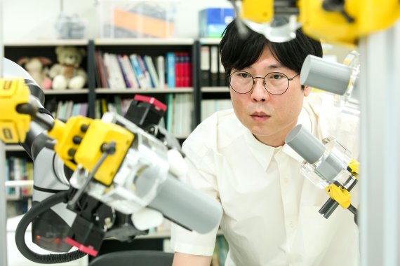 로봇손가락을 개발한 생기원 로봇응용연구부문 배지훈 박사. 생기원 제공