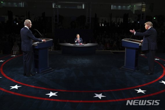 [클리블랜드=AP/뉴시스]도널드 트럼프(오른쪽) 미국 대통령과 조 바이든 민주당 대선 후보가 29일(현지시간) 미 오하이오주 클리블랜드에서 열린 제1차 TV 토론에 참석하고 있다. 2020.09.30.
