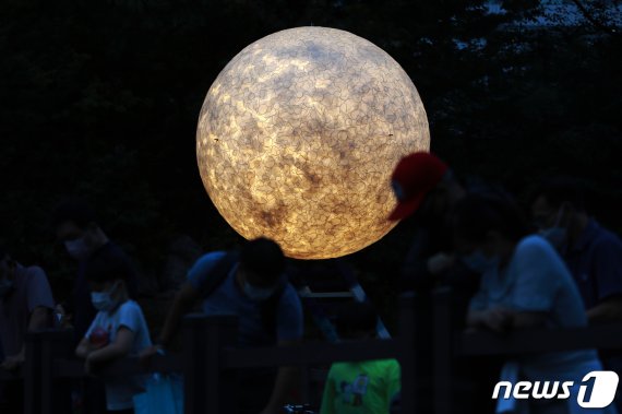 추석을 하루 앞둔 30일 오후 시민들이 서울 노원구 당현천에 설치된 보름달 조형물 '소원'을 감상하고 있다. 2020.9.30/뉴스1 © News1 구윤성 기자 /사진=뉴스1