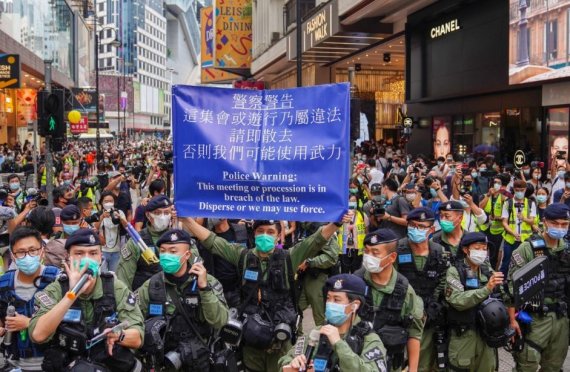 홍콩 경찰이 경고 문구가 적힌 파란색 깃발을 들어보이고 있다. 홍콩 사우스차이나모닝포스트(SCMP) 캡쳐