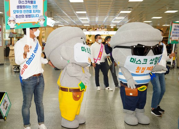 제주국제공항에서 진행되고 있는 마스크 착용 생활화 캠페인.