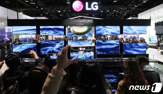 CES 2020에서 전시된 LG전자의 '롤러블 올레드 TV'./뉴스1 © News1 오대일 기자
