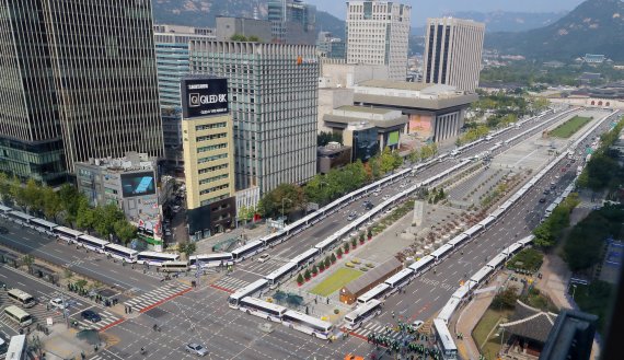 보수단체가 개천절 집회를 예고한 3일 서울 종로구 광화문 광장 일대가 펜스와 차벽으로 둘러 쌓여있다. 사진=김범석 기자