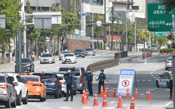 보수단체가 개천절 집회를 예고한 3일, 경찰은 서울 시내에 90개 검문소를 설치해 불법집회 단속에 나섰다. 사진=김범석 기자