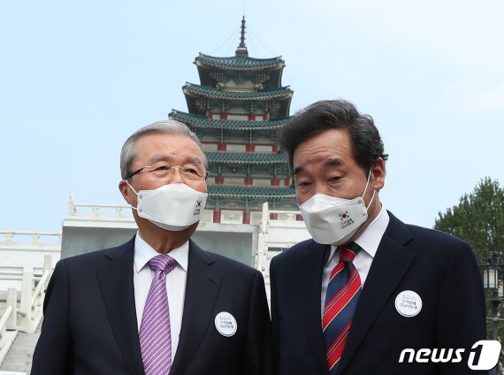 이낙연 더불어민주당 대표(오른쪽)와 김종인 국민의힘 비상대책위원장.