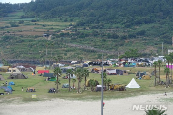 [제주=뉴시스] 강정만 기자= 제주시 함덕해수욕장을 낀 서우봉 기슭에 관광객들이 친 텐트들이 옹기종기 모여있다. 2020.10.03(특정 기사 내용과 관계 없음)