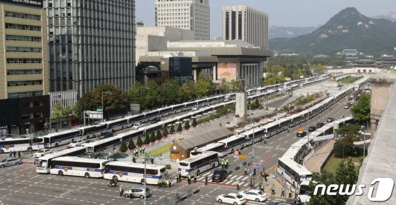 경찰은 3일 보수단체의 접근을 막기 위해 서울 종로구 광화문 광장 일대를 차량으로 둘러싸 완전 차단했다. © News1 임세영 기자