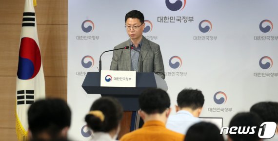 홍진배 과학기술정보통신부 통신정책관이 5일 서울 종로구 정부서울청사 브리핑룸에서 5G 통신서비스품질평가결과발표를 하고 있다. 2020.8.5/뉴스1 © News1 김명섭 기자