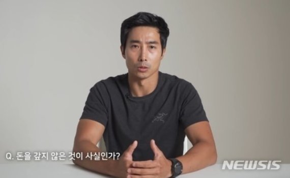 [서울=뉴시스] 이근 대위가 3일 자신의 유튜브 방송에서 '빚투' 의혹에 대해 해명하고 있다. (사진=유튜브 캡처)