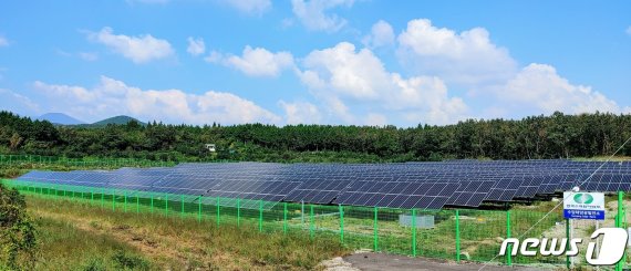 제주도 남원읍 서성로 인근에 가동중인 999㎾급 태양광발전설비. 한국태양광협회는 1㎿ 규모의 태양광발전설비를 설치하는데 필요한 땅이 평균 1만3200㎡로 분석하고 있다. © 뉴스1