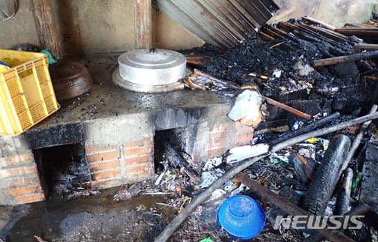 [나주=뉴시스] 변재훈 기자 = 추석 연휴 첫날인 30일 오전 10시38분께 나주시 봉황면 A(64)씨의 주택 헛간에서 불이 나 출동한 소방당국에 의해 20분 만에 꺼졌다. 이 불로 A씨와 타 지역에 살다 추석을 맞아 귀성한 손자(18) 등 2명이 다쳐 병원에서 치료를 받았다. (사진=나주소방 제공) 2020.09.30.photo@newsis.com