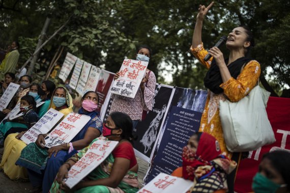 지난 2020년 10월 4일 인도 뉴델리에서 달리트(불가촉천민) 여성에 대한 성폭력을 규탄하는 시위 가운데 한 여성이 연설하고 있다.AP뉴시스